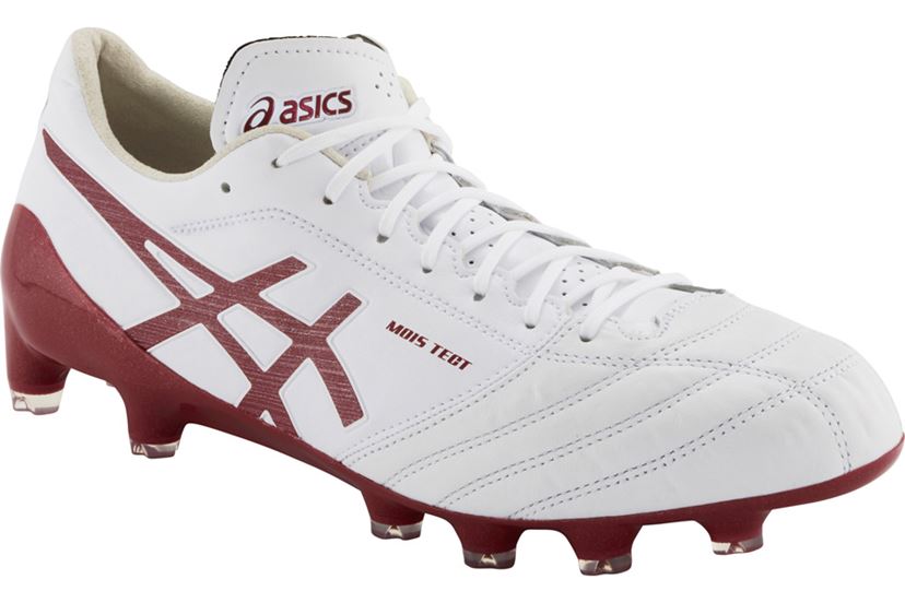 イニエスタ選手がついに日本製スパイクを履いた! 話題の“白塗り