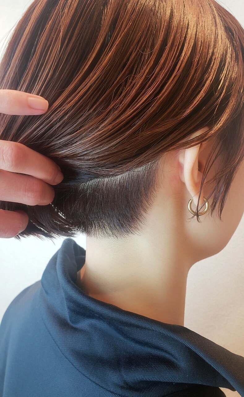 大人ショートボブメンズライク耳かけボブスモーキーブラウン