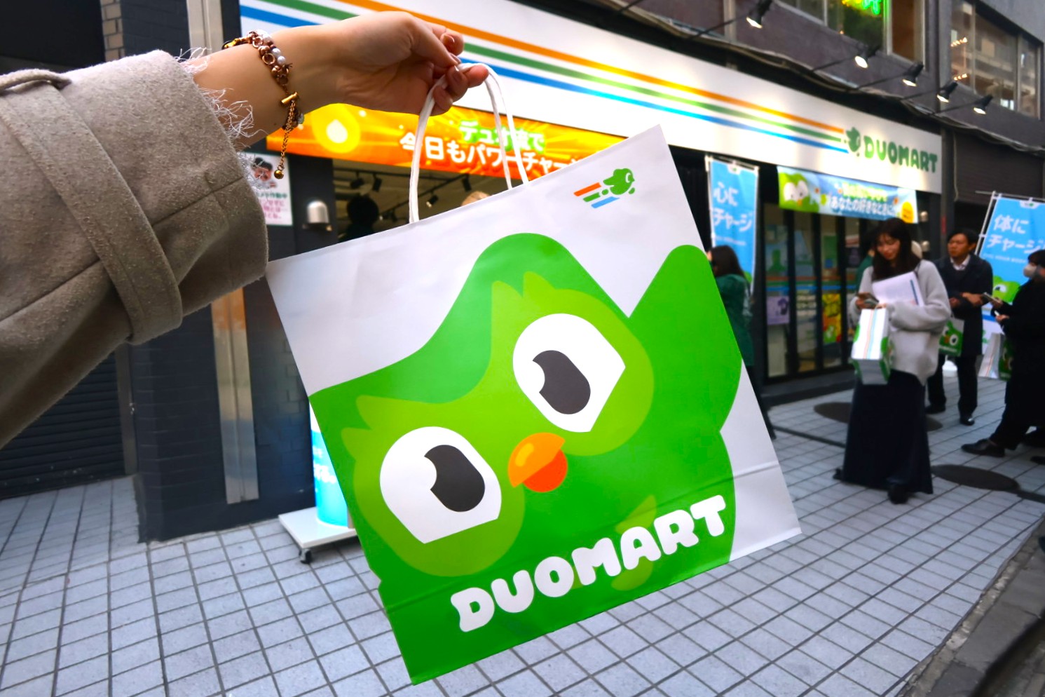 Duolingo、日本初ポップアップ「DUOMART」を渋谷で開催 店内やグッズ