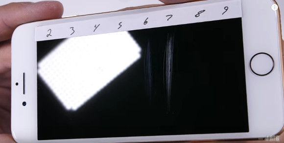 iPhone8強度検証、カッターでもまったく傷がつかないことが判明
