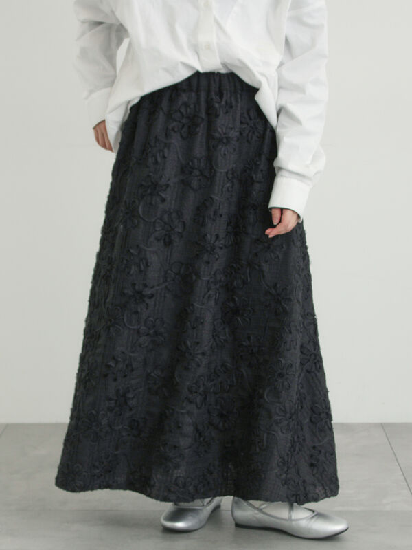 花柄テープ刺繍フレアスカート（オフホワイト/ブラック/ボトムス