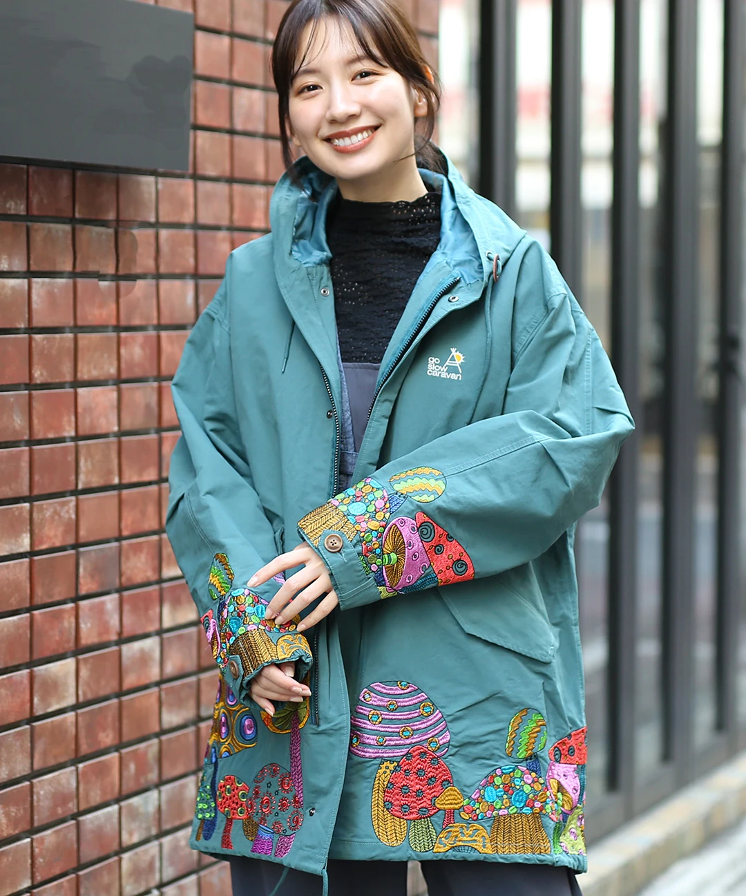 go slow caravan コットンナイロンパネル刺繍モッズコート【WEB限定