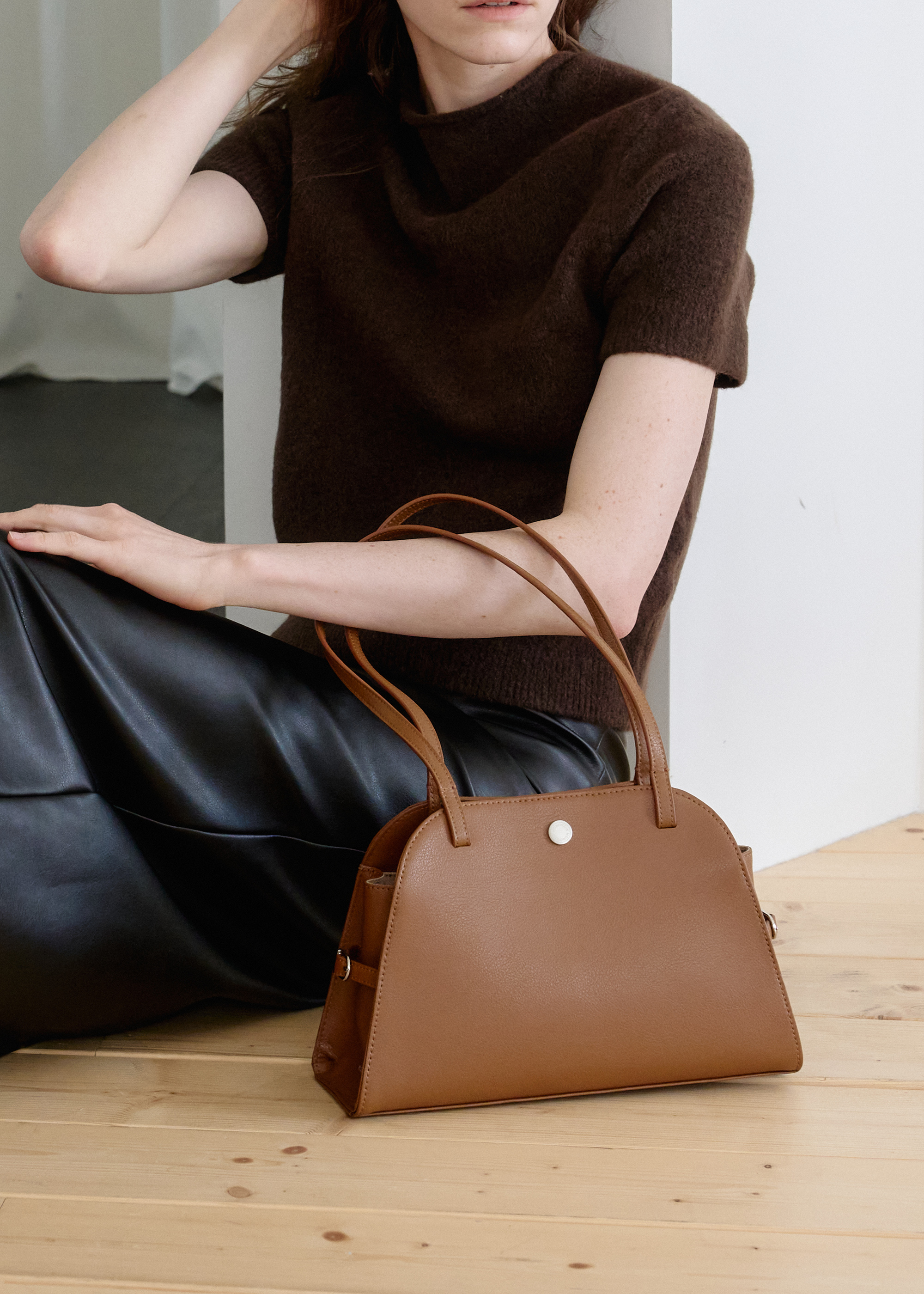 MONOROWのシックなANGLE BLACKバッグ