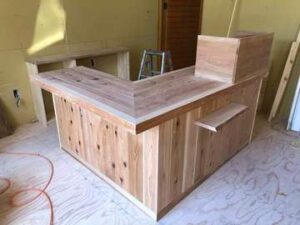 店舗のレジカウンターを無垢材で造作 – Friendly to life