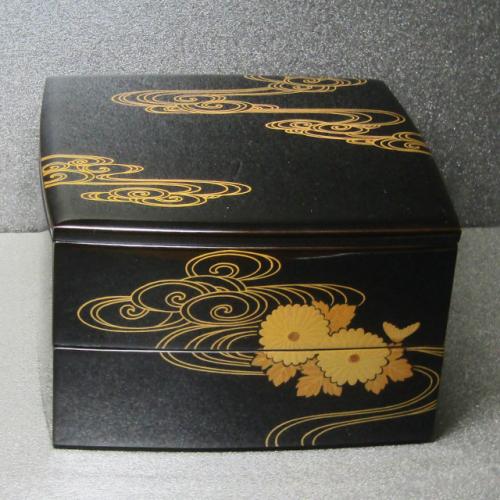 輪島塗 重箱 角形 二段 胴張り形 -流水菊の高蒔絵仕上げ- [内面朱色