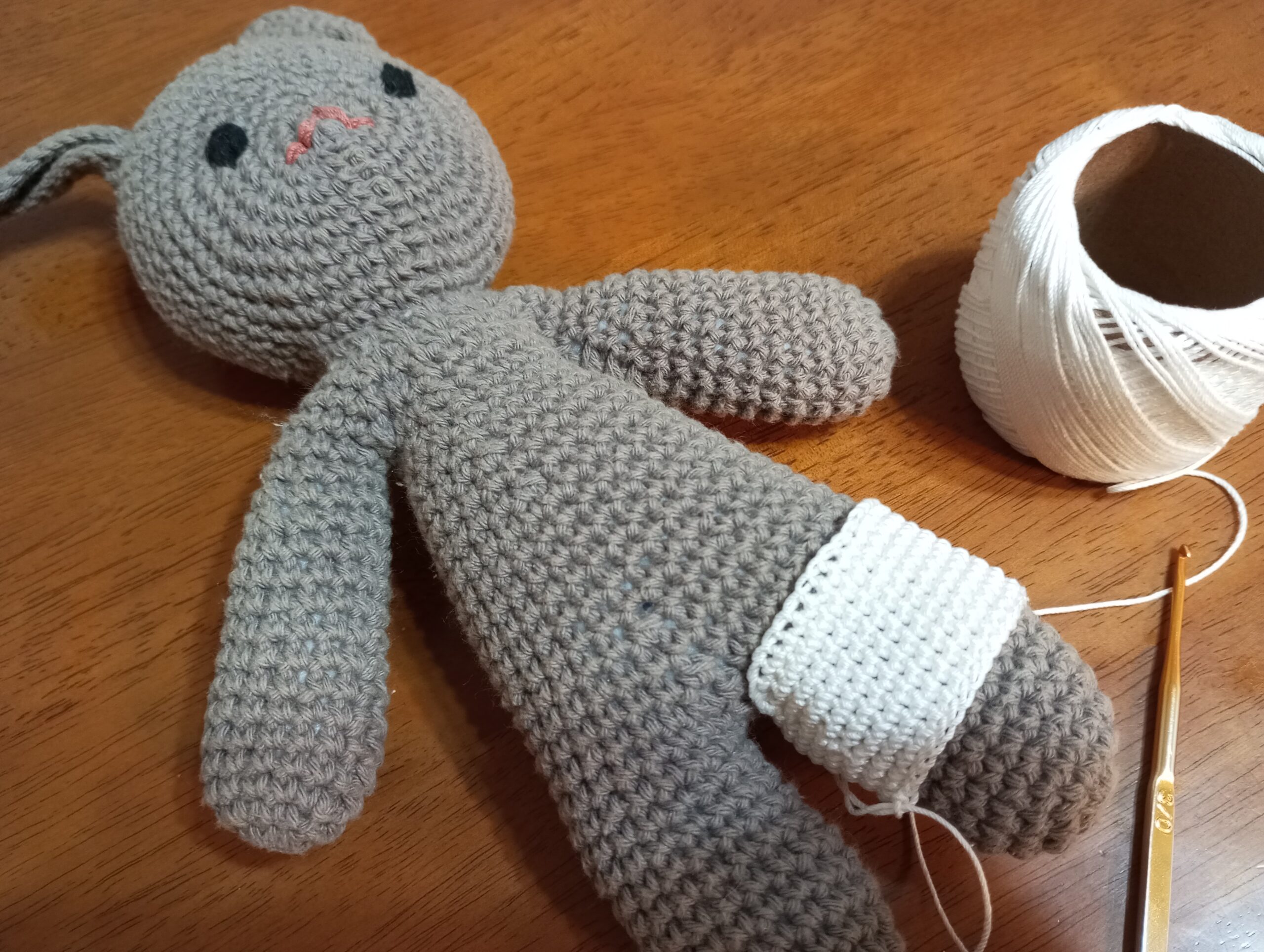 うさぎのミロちゃん（あみぐるみ）にサロペット的なものをかぎ針で編み