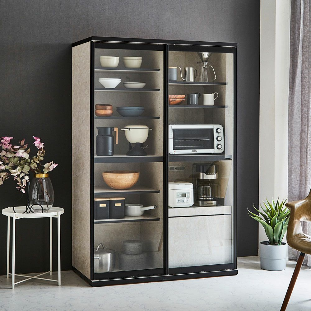 横スライド扉でキッチン導線もスムーズ 家電も収納できる引き戸食器棚