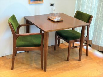 シンプルでこだわりの詰まった「ダイニングチェア」 – カリモク60