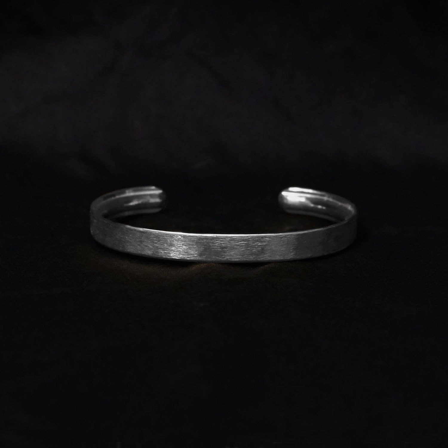 手首の研究家】【シルバー素材バングル】トレンドのその先へ