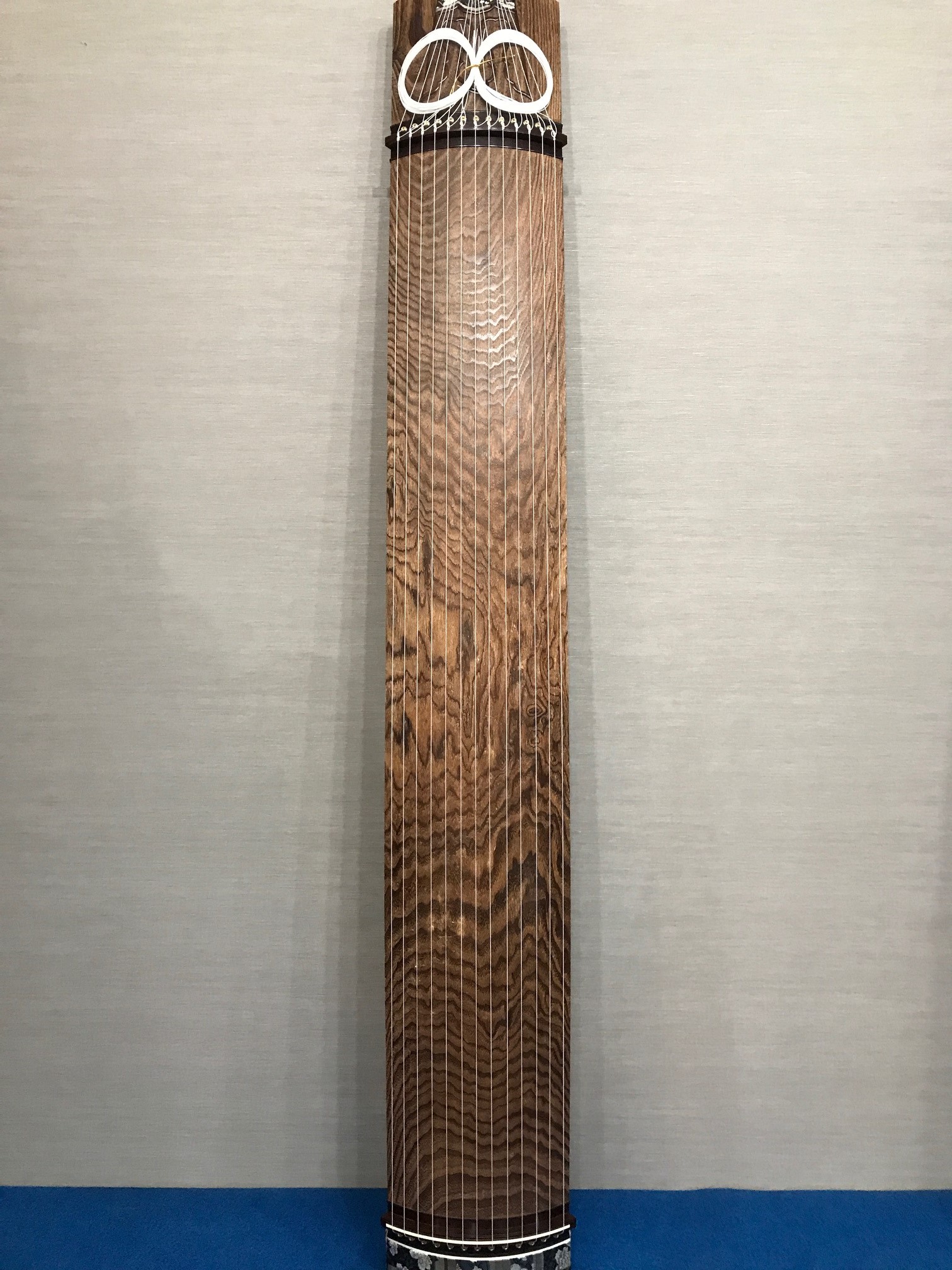 13弦お琴です。並甲、すだれ彫り、甲に跡少ない、裏甲に修復の跡有り