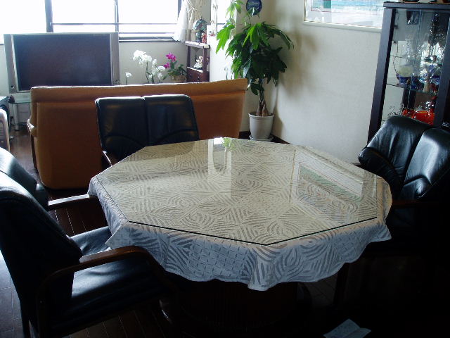 異形の正八角形のガラスをテーブルの天板に置いたお客様 – KG Press