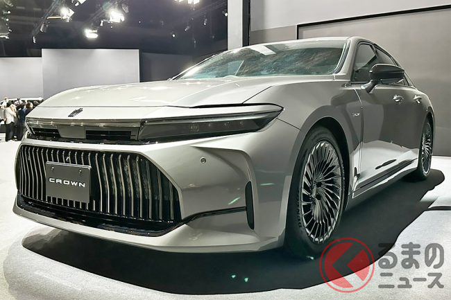 全長5m超！ トヨタが新型「クラウンセダン」実車披露 迫力の縦グリル