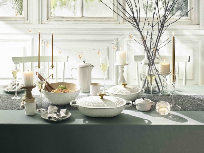 上品なホワイトが素敵！「ル・クルーゼ」のフラワーレリーフ