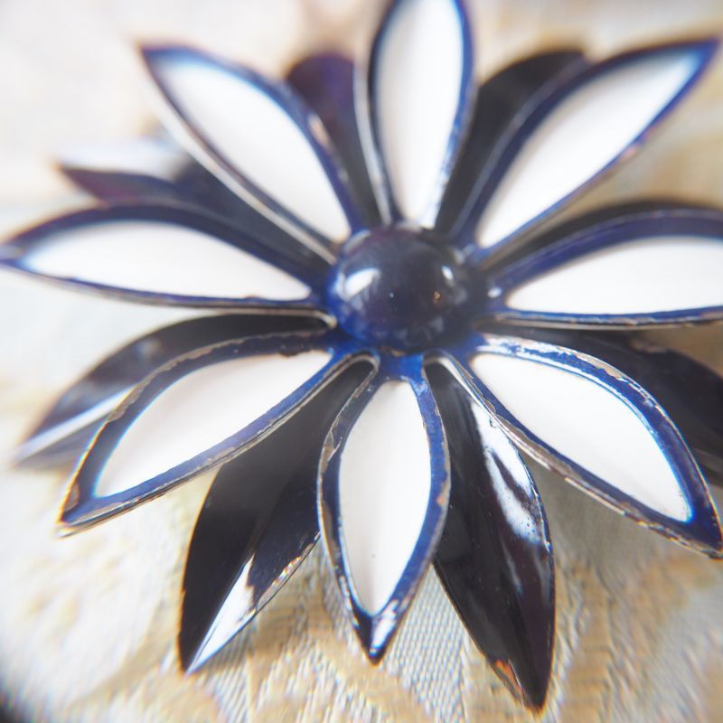 モノトーンのエナメルブローチ accessoire・装身具