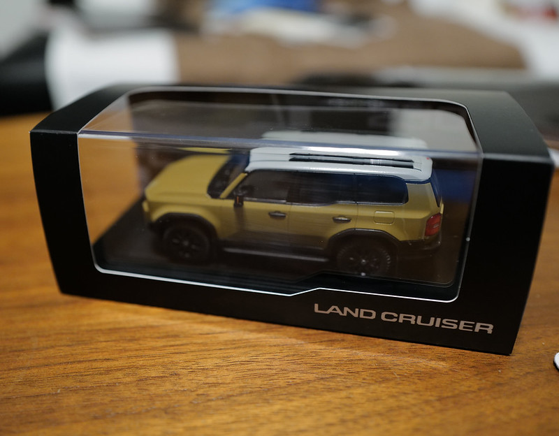 ボクが注文しているランドクルーザー250と同じカラーリングのミニカー