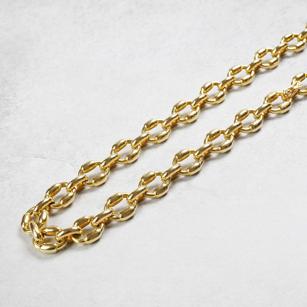 控えめで上品な HERMÈS の“隠れ名品” ブリックのイエローゴールド製