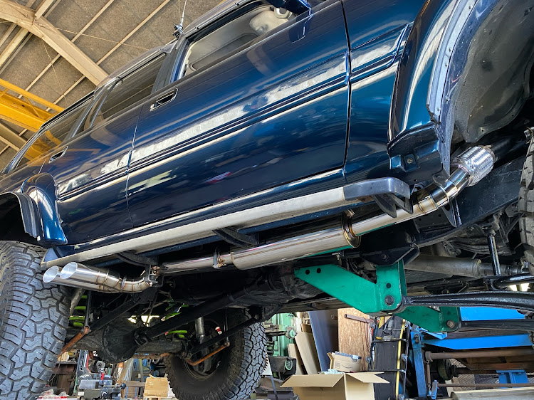 ランドクルーザー80のランクル80・サイド出しマフラーに関するカスタム