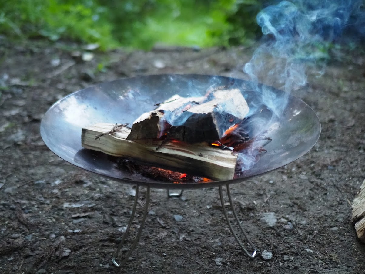 焚火の必須アイテム「焚火台」どれを選べばいいの？ 人気のコールマン