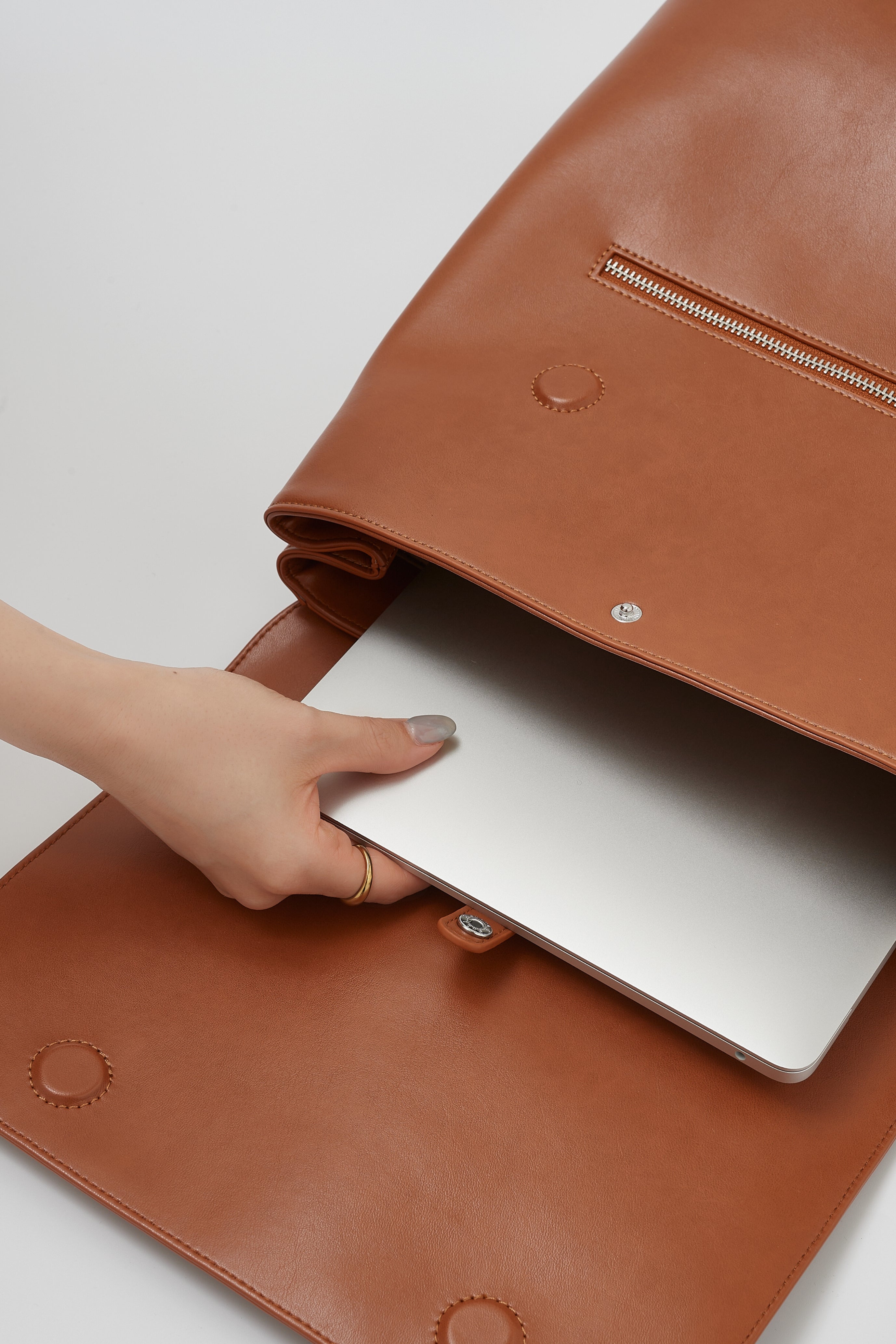 国産アップルレザー製リュックサック「Apple Square Rucksack