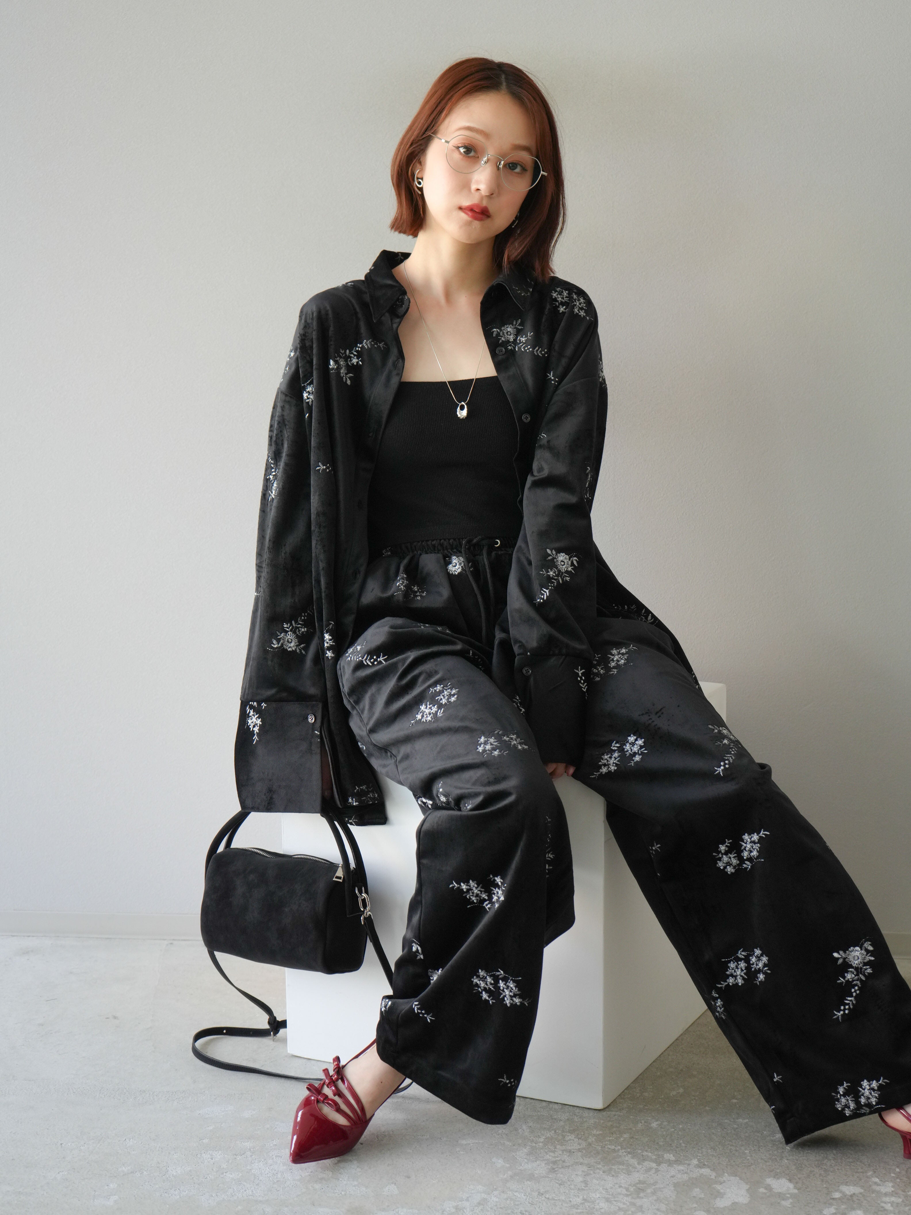 予約]ベロアフラワーエンブロイダリーシャツ/ブラック – Lumier