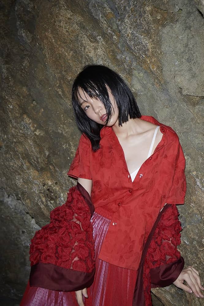 Amazon.com: 野口衣織ファースト写真集 君にしか教えない : Everything