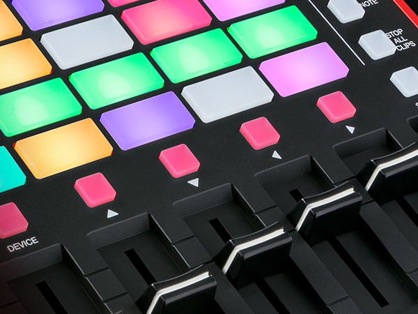 AKAI APC mini 収納ケース付 MIDIコントローラー 製品情報：APC mini