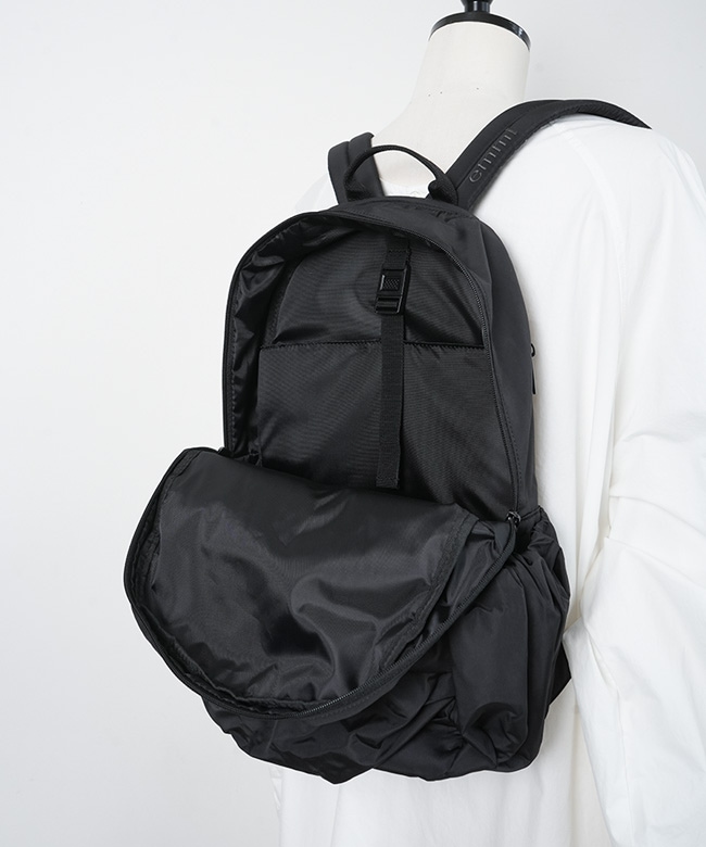 13WGB239304]emmi(エミ)eco 撥水ギャザーボディーバックパック