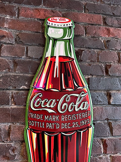 ド迫力！特大サイズ看板 コカ・コーラ コンツアーボトル型ビッグサイズ