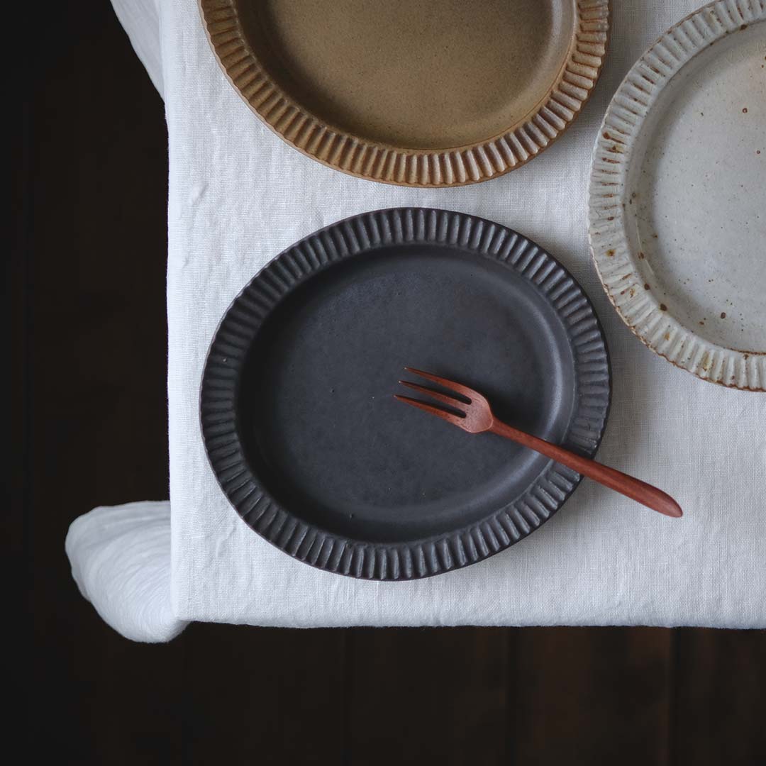 黒釉/鎬楕円皿/19.5cm | 醇窯(じゅんよう) | 糸島くらし×ここのき 公式