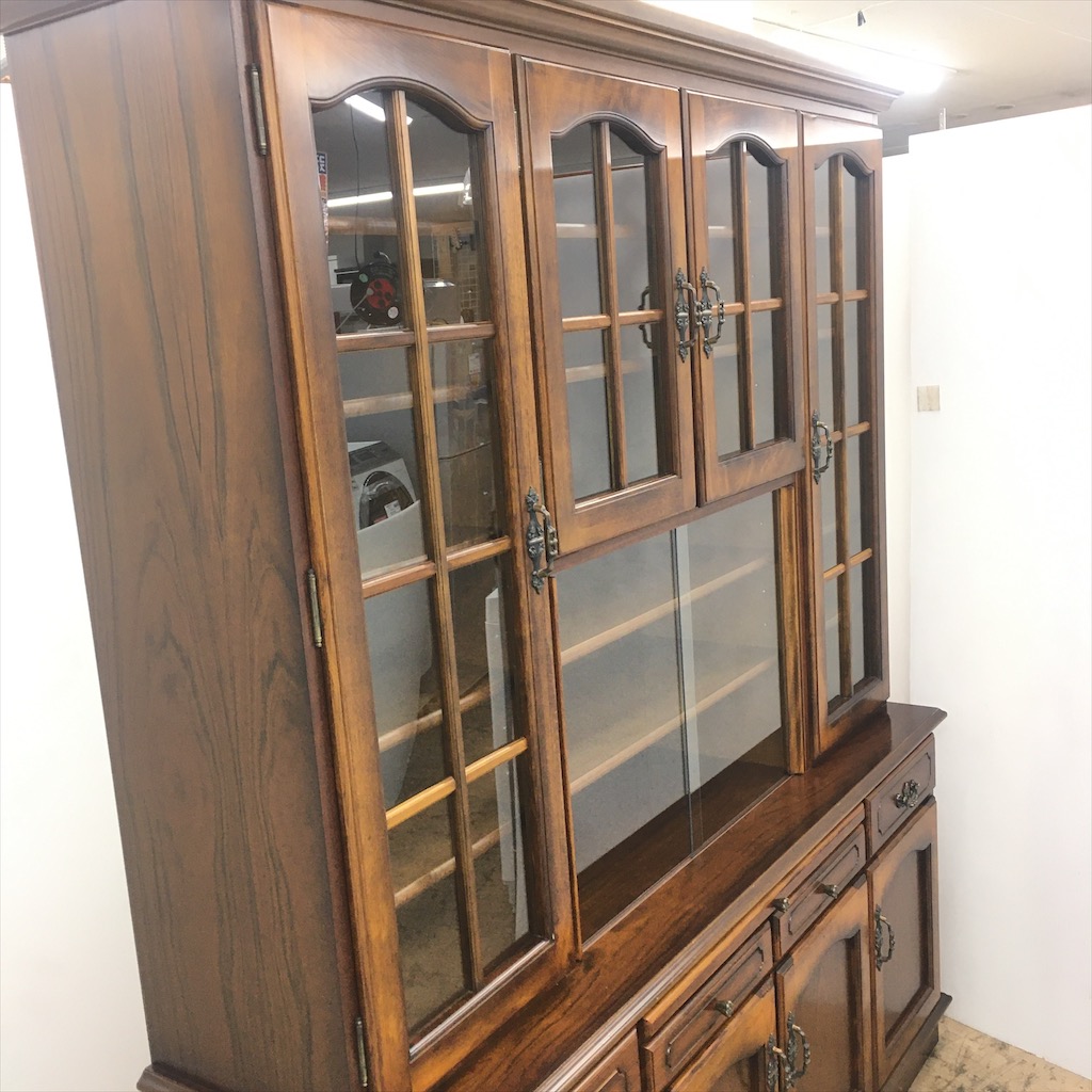 中古 近郊限定販売 自社便格安 カリモク コロニアル 4枚扉カップボード