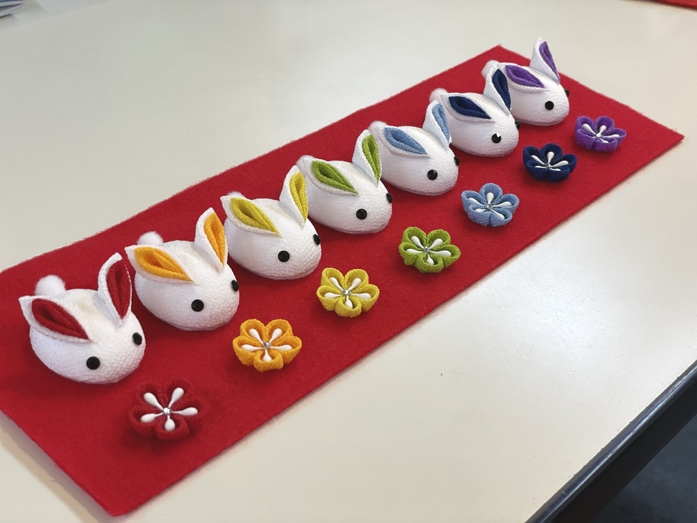 つまみ細工の白うさぎとお花（厄除けカラー7色） | 雛人形,その他