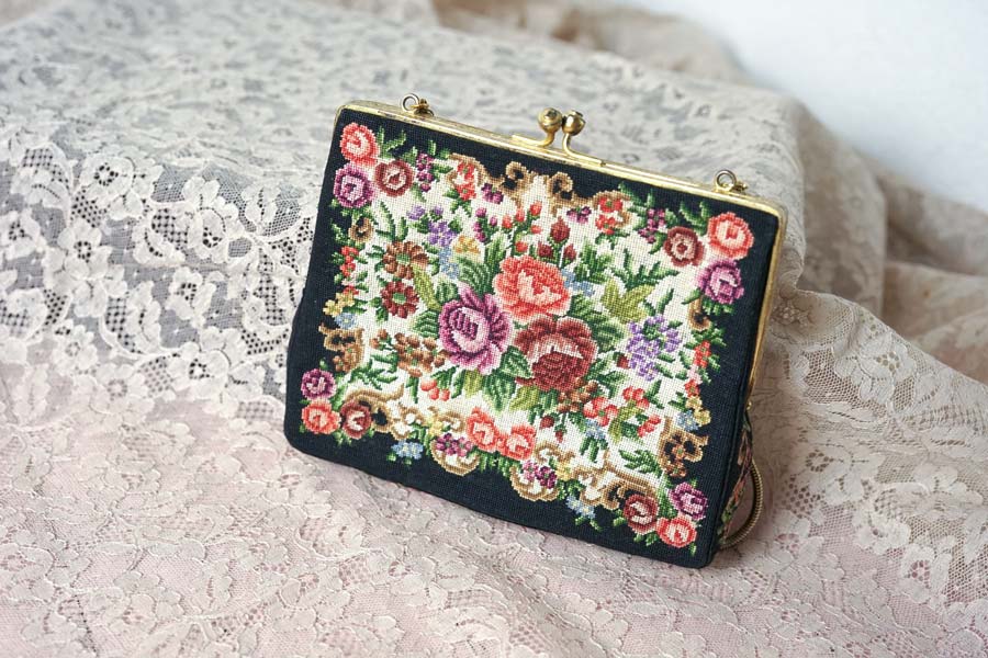 コンディションの良い細かいプチポワン刺繍のバッグW15～14×H12×D2.5cm