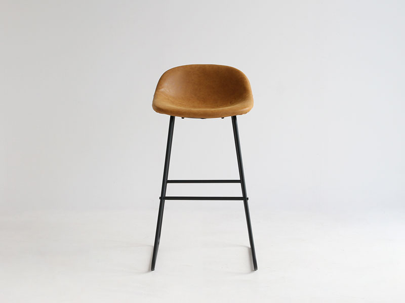 ミッドセンチュリーな雰囲気のカウンターチェア｜ソフトレザーと