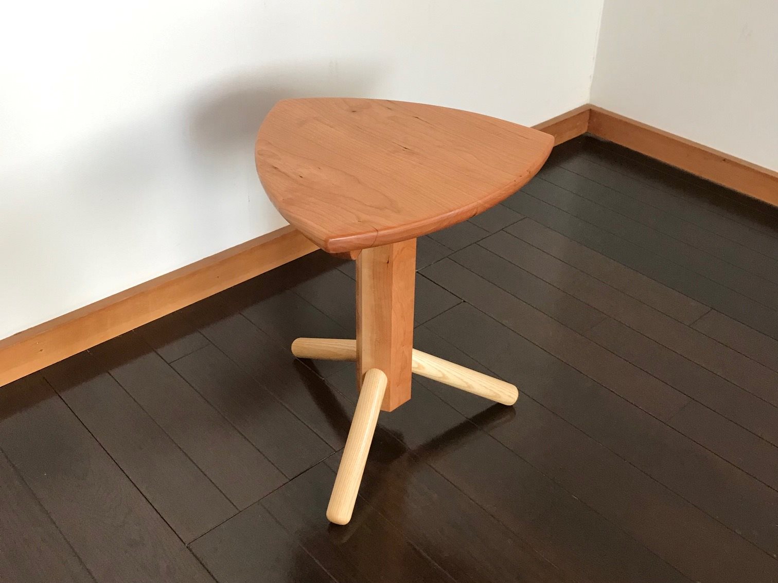 ビグロスツール】三角形の座面に六角形の支柱の3本脚スツール