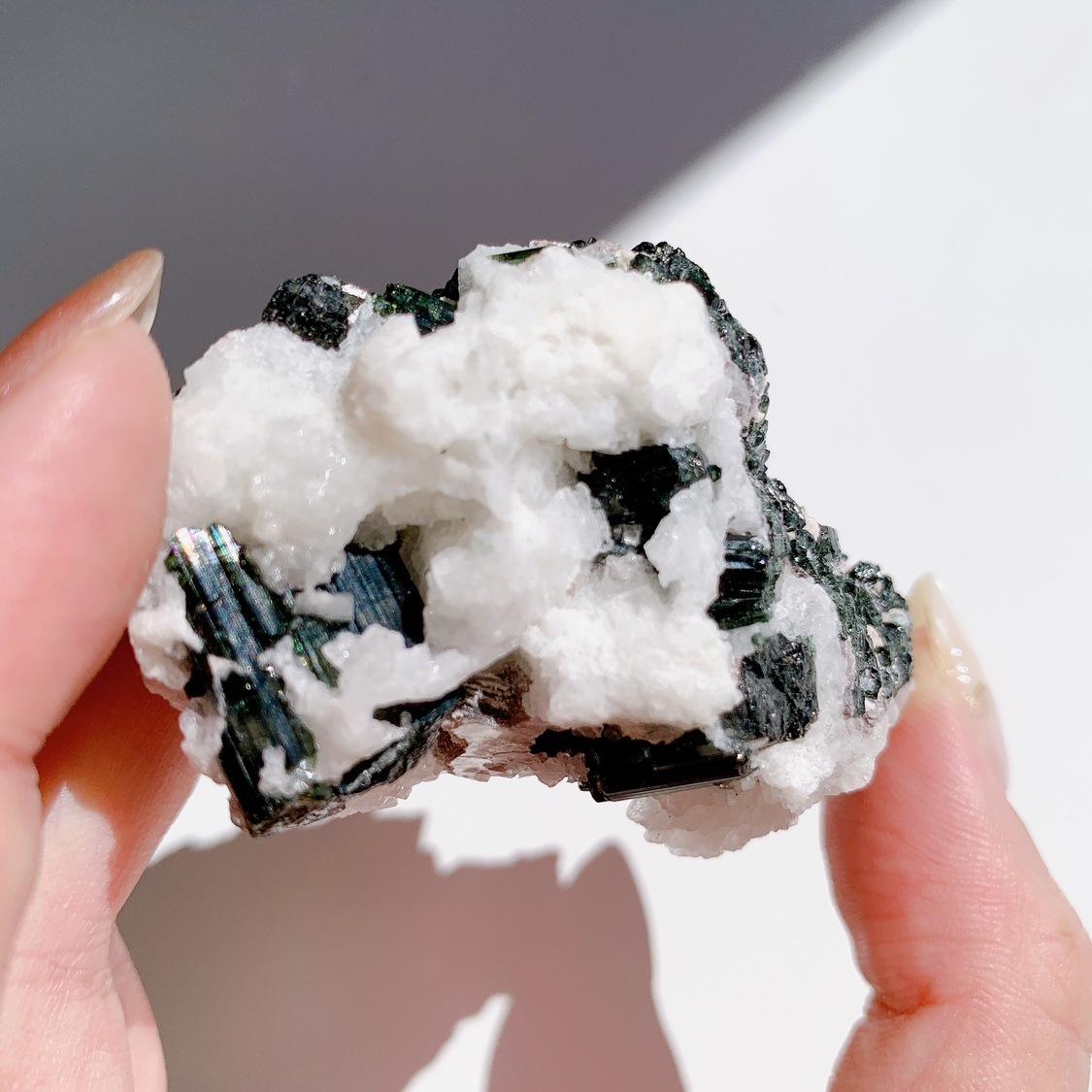 グリーントルマリンonアルバイト 原石 | 原石 | Crystals by Purely