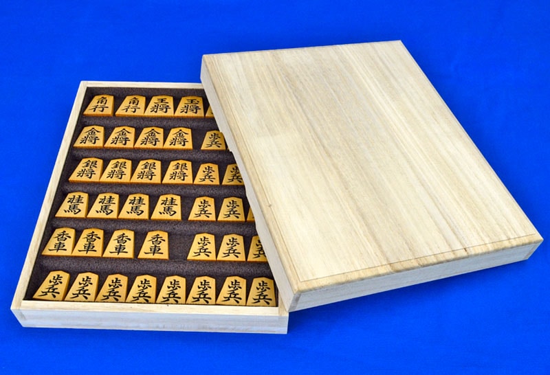 将棋駒 竹風作 御蔵島産本黄楊特上彫駒 菱湖書 ※らいでん丸形駒箱・駒