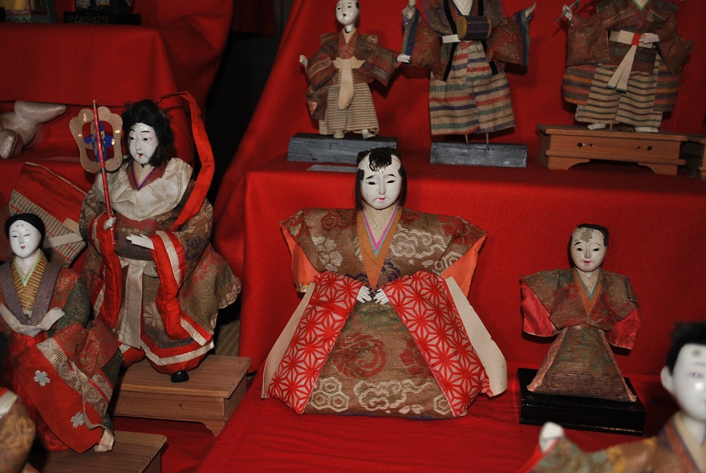 雛段の添え雛（「狆引の官女」他）: 南アルプス市ふるさと○○博物館の
