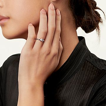 ティファニー T ワイヤー リング ホワイトゴールド | Tiffany & Co.