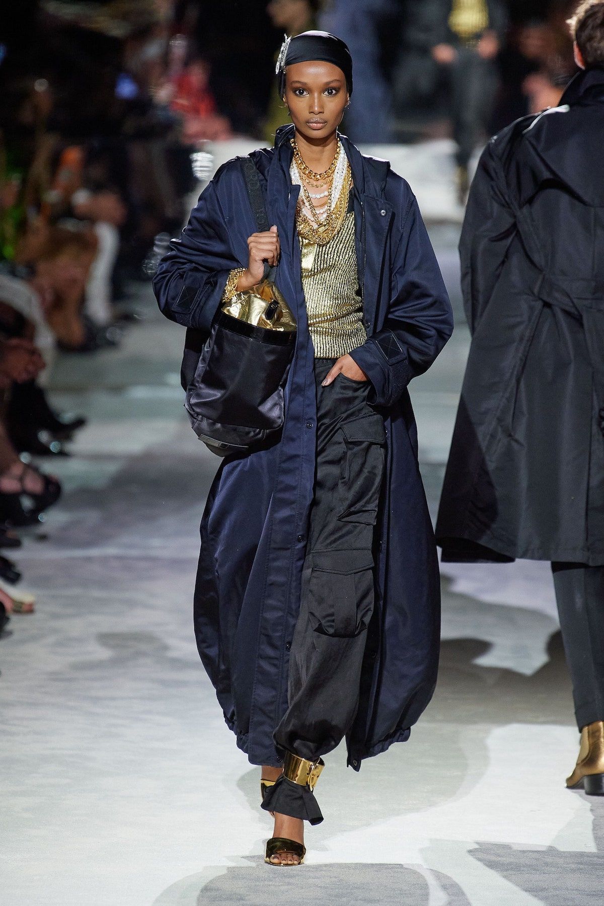 NYコレ最終日を飾ったトム フォード── 色と光がクラッシュしたドレス