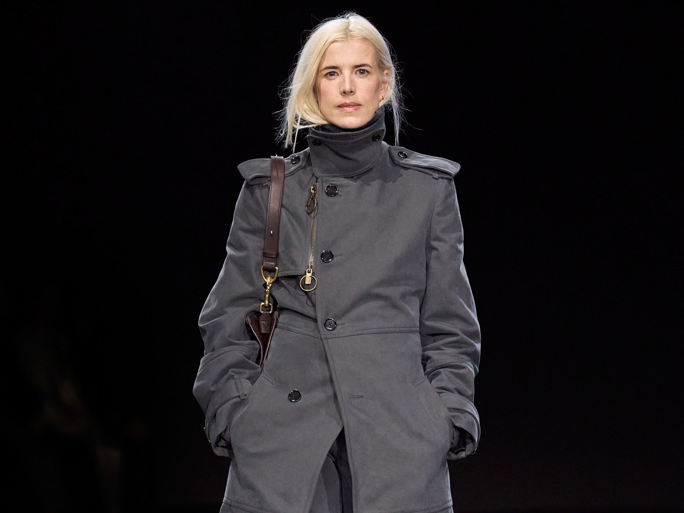 バーバリーが提案する“身を守るコート”──エレガントに進化する