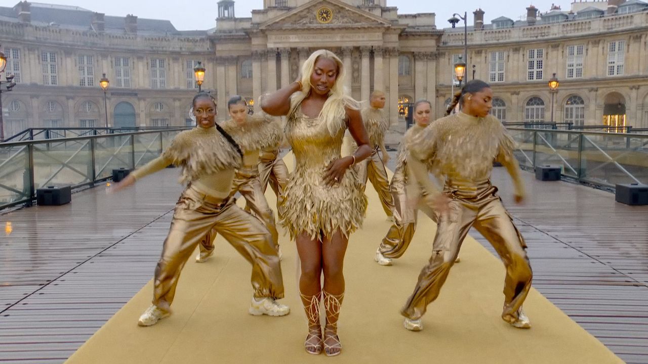 アヤ・ナカムラ、パリオリンピック2024開会式で圧巻のパフォーマンス