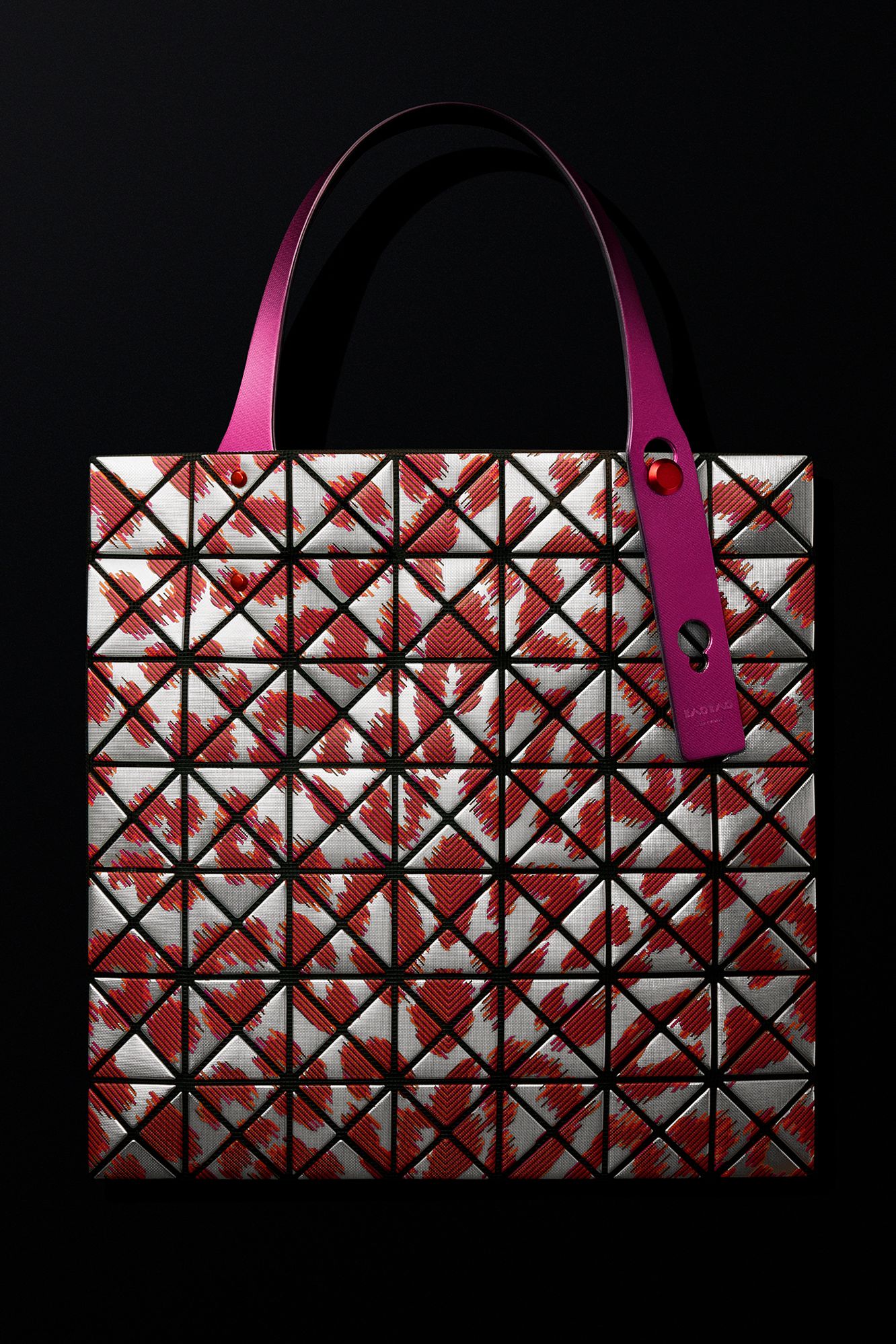 バオ バオ イッセイ ミヤケ、11月はレオパードを纏った新作“キメラ