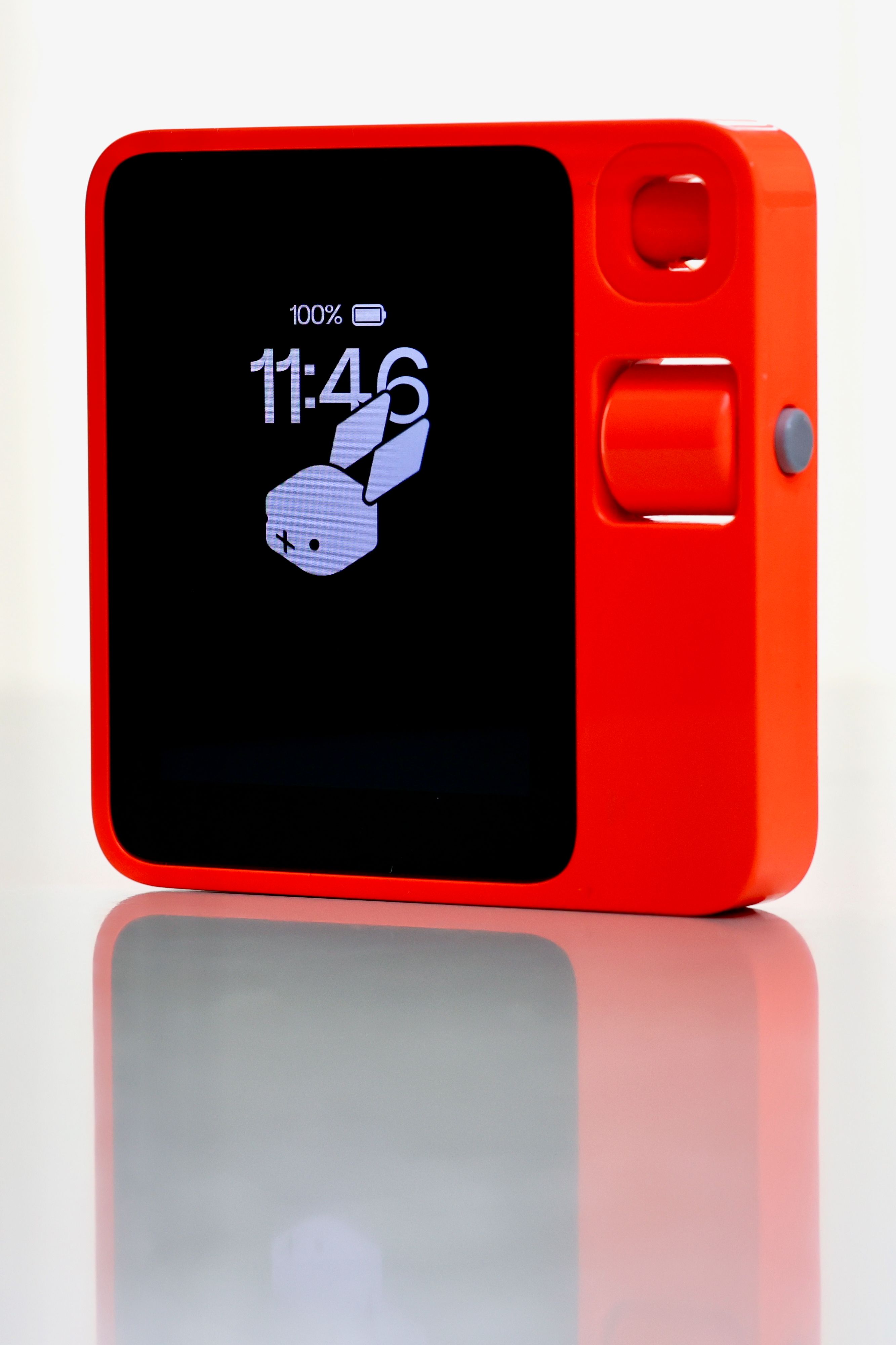 rabbit r1」日本語版レビュー：実用的ではないが“未来”を体感できる