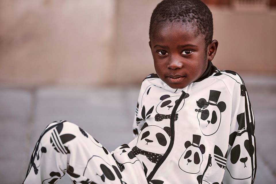 アディダス オリジナルス」が北欧のエシカルな子ども服ブランドと