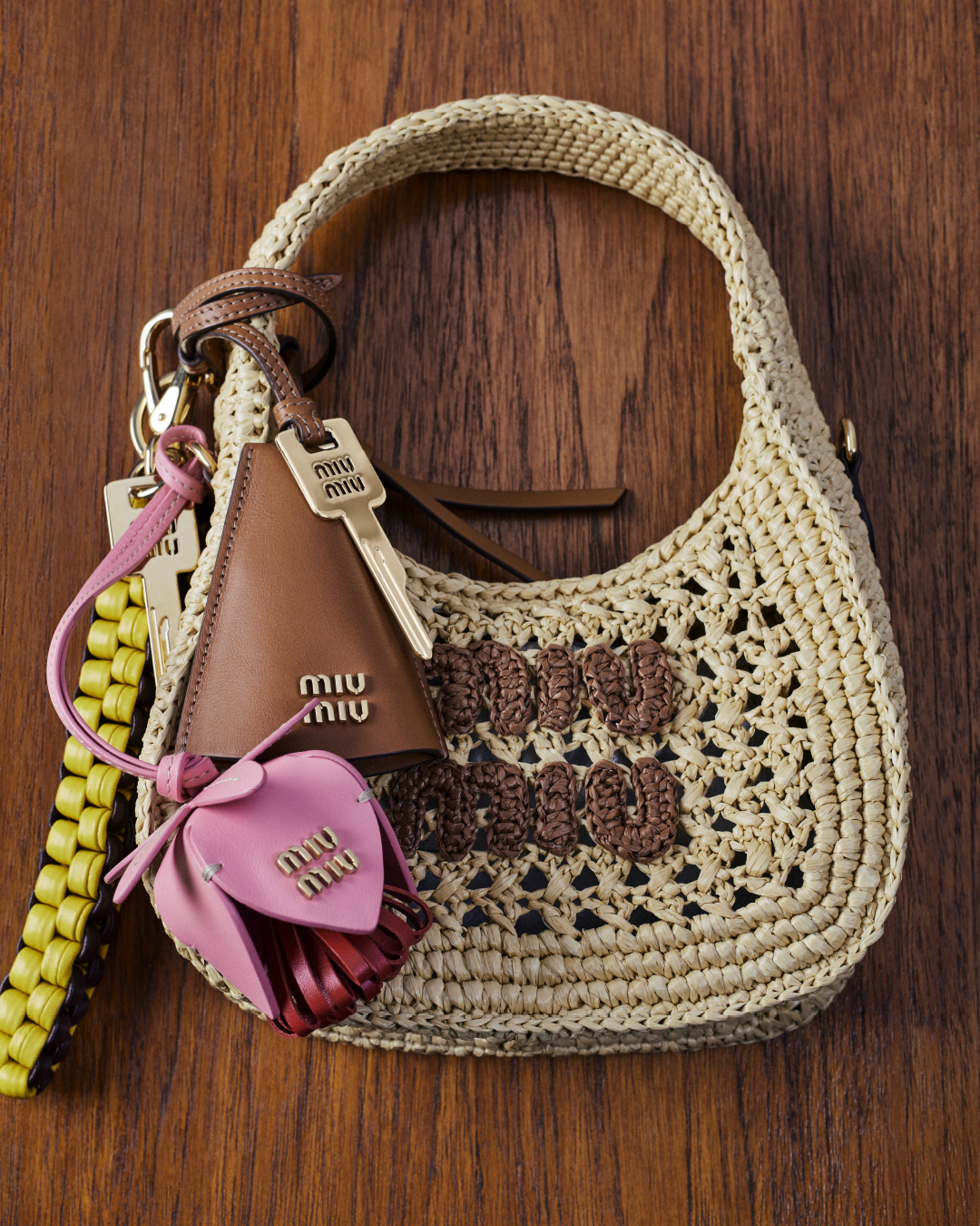 ミュウミュウ」が新作チャームを発売 秋冬に向けた新作バッグも - WWDJAPAN