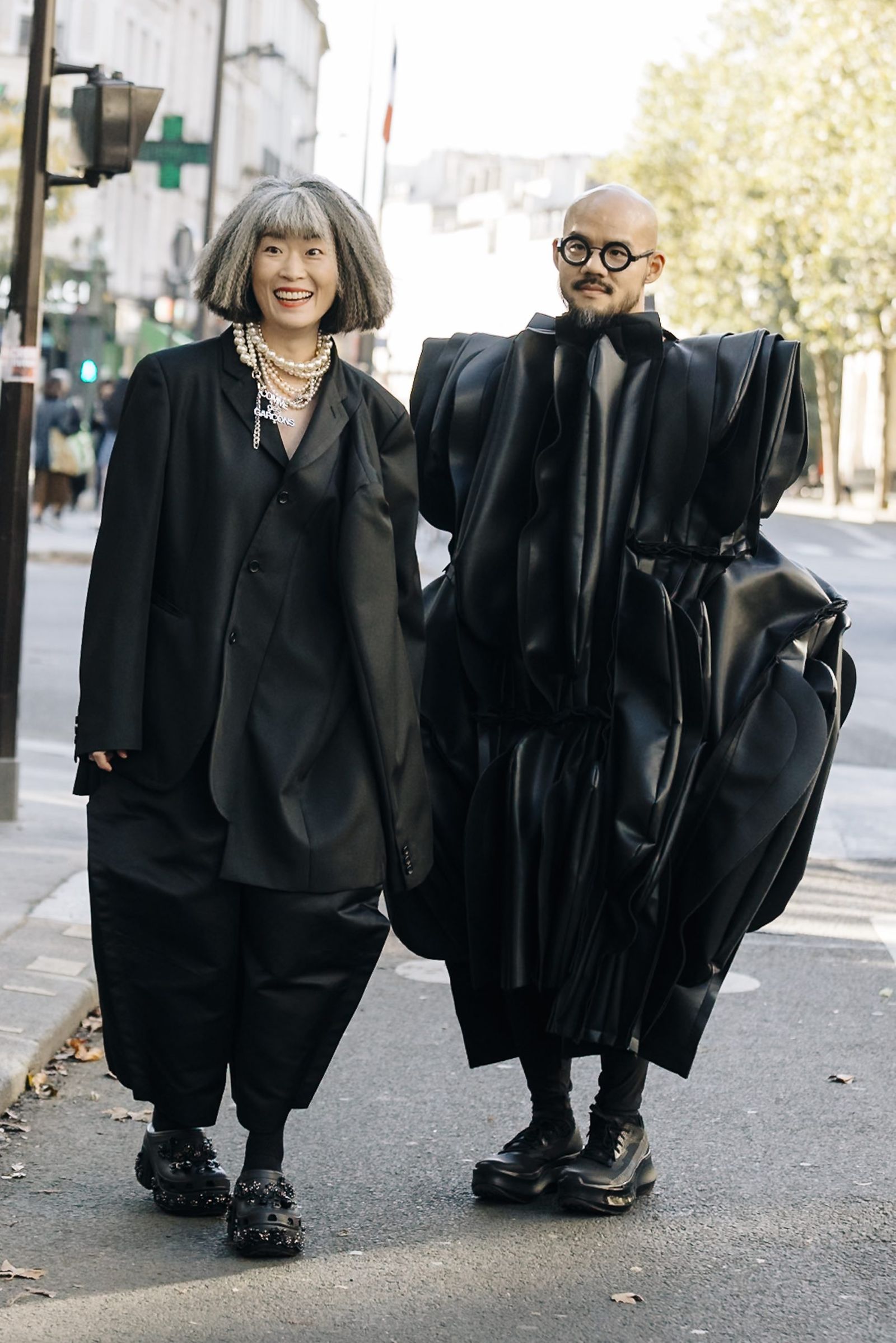 スナップ】モノトーンに染まる「ギャルソン」ラバー 全身からあふれ