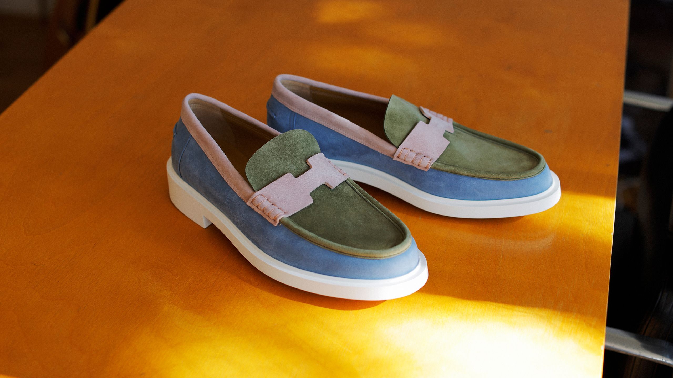 エルメスのシューズで足元に軽やかさと華やかさを加える──特集