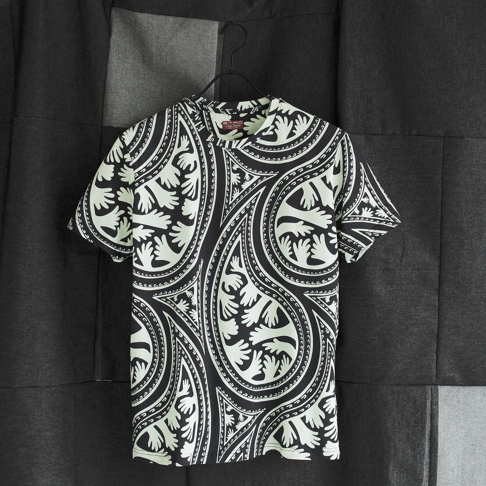 伝統のペイズリーをモダンに昇華させたエトロ──2025年夏のTシャツ