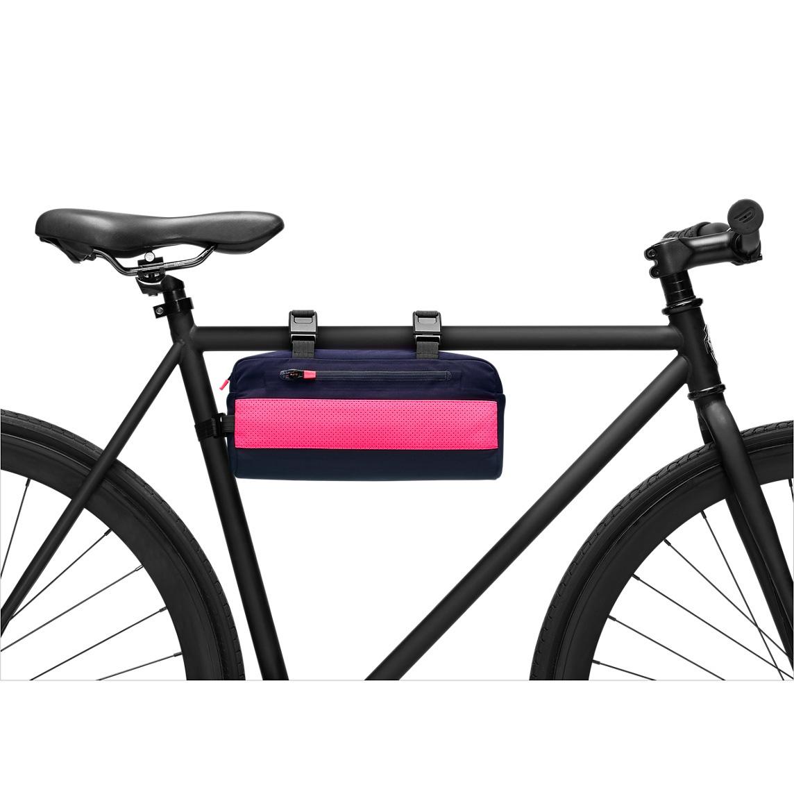 ロードバイクでApple Storeに突撃します。サイクルアパレル｢Rapha｣の