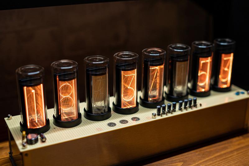 別世界線の変動率も表現可能！ デスクやリビングに映えるレトロ